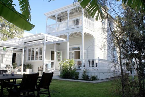 Ponsonby Manor, 