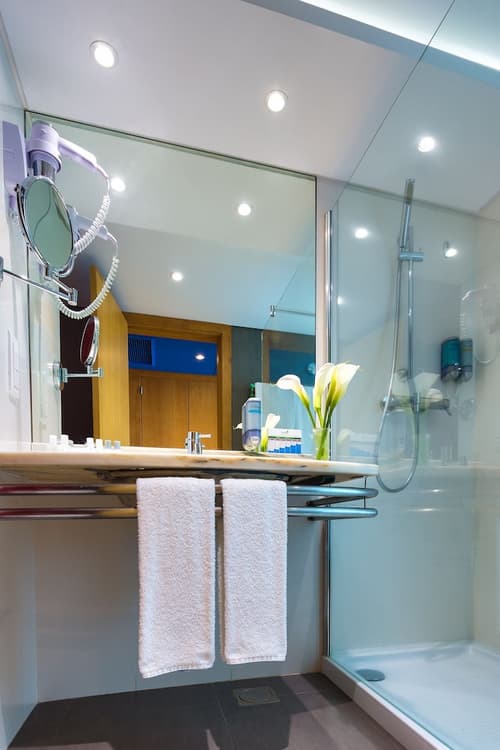 The Views Monumental, 