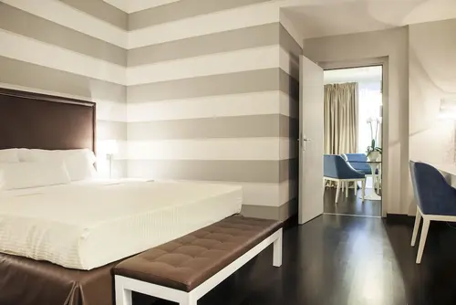 Sina De la Ville, Room