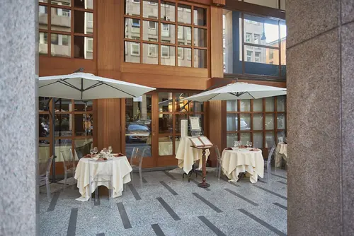 Sina De la Ville, Restaurant