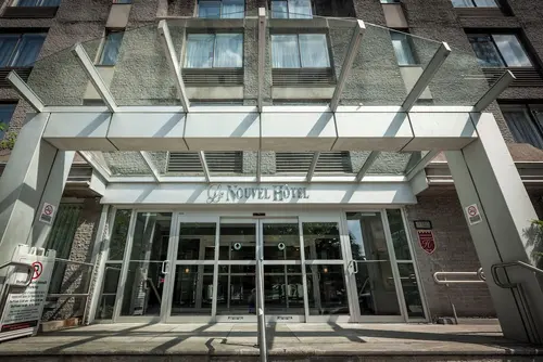 Le Nouvel Hotel, Front of property
