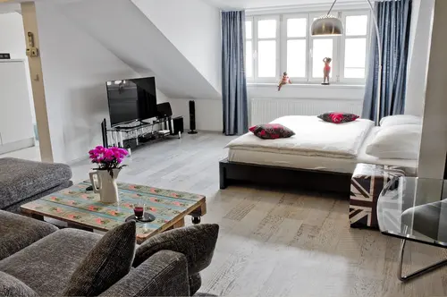 Royal Court Apartments, Room