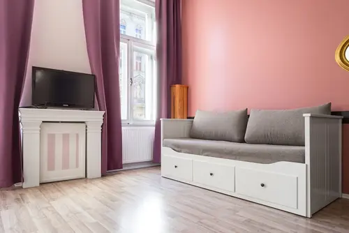 Royal Court Apartments, Room