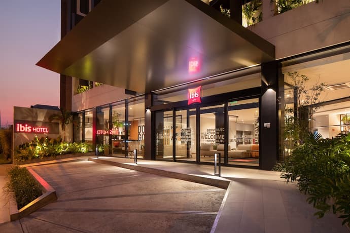 Ibis Hotel, Property entrance