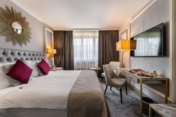 Hotel Royal, Primary image