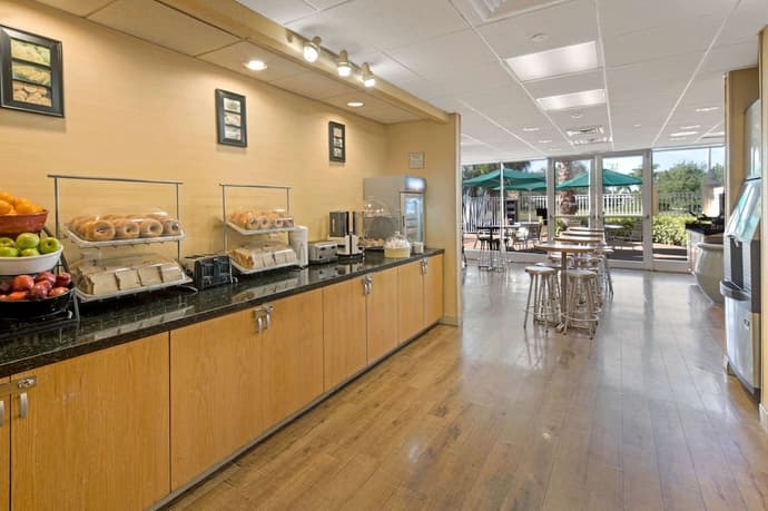 La Quinta Inn & Suites by Wyndham Sunrise