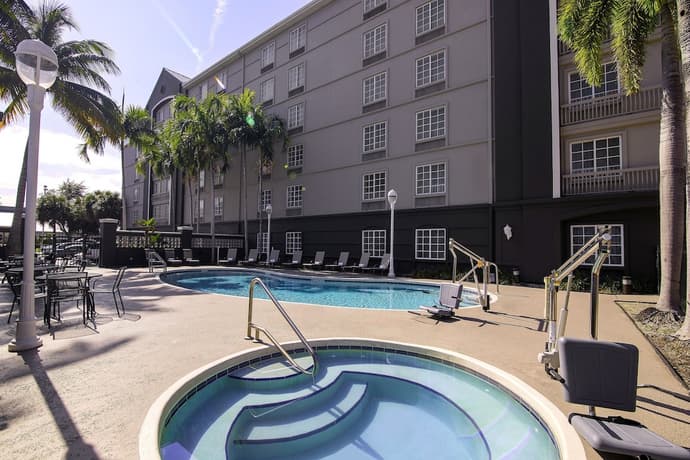 La Quinta Inn & Suites by Wyndham Miami Airport West