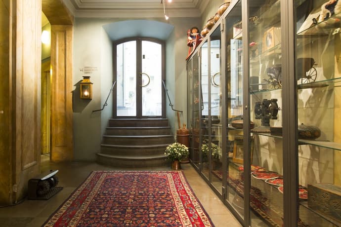 Lady Hamilton Hotel, Interior entrance