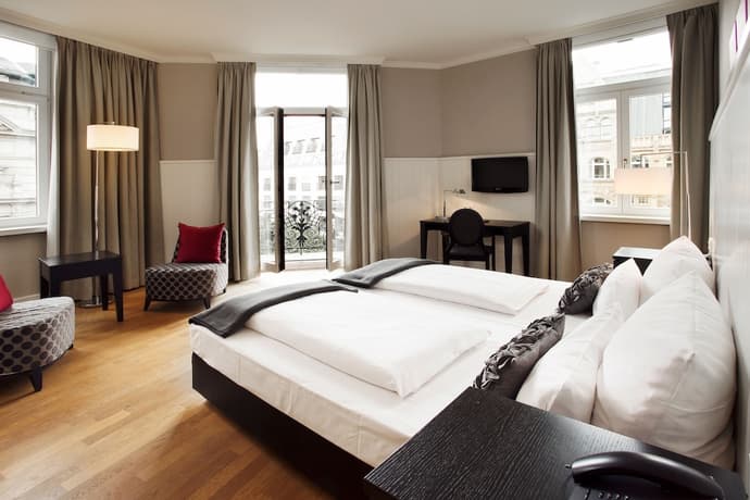 Victoria Hotel, Primary image