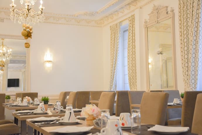 Hotel Busby, Primary image