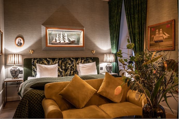 Victory Hotel, Primary image