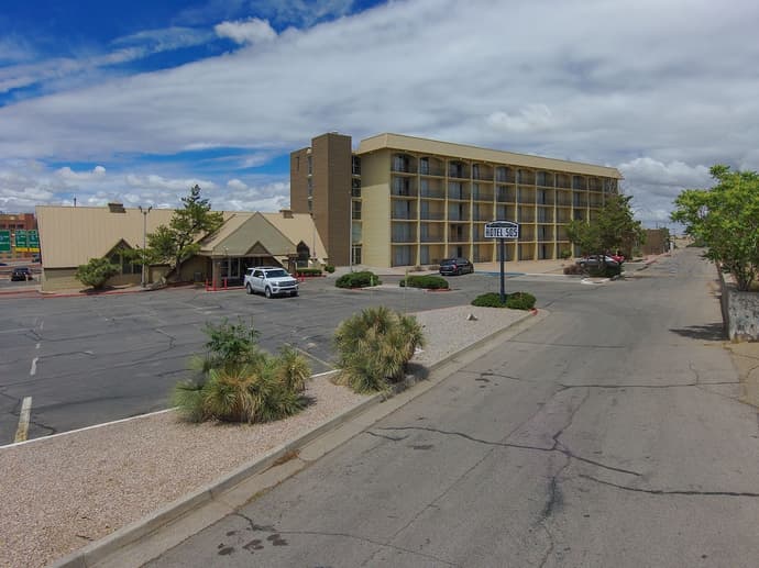 Hotel 505, Primary image