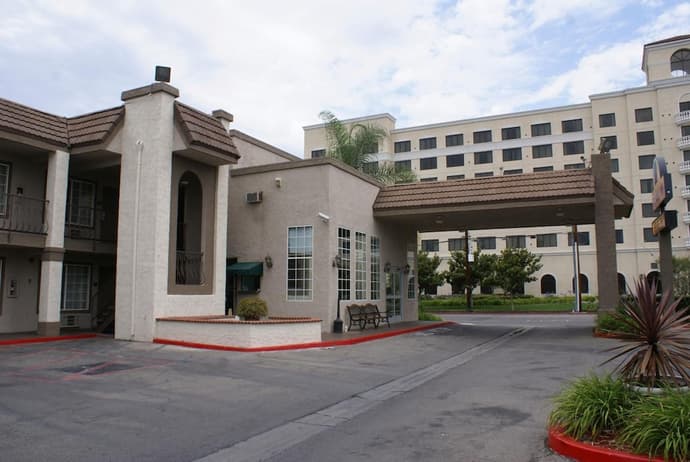 Queens Inn Anaheim, Primary image