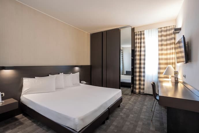 Hotel Ovest, Primary image