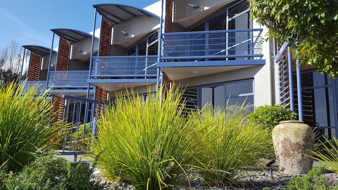 Sails On The Lake, Primary image