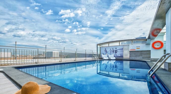 Hotel Num, Primary image