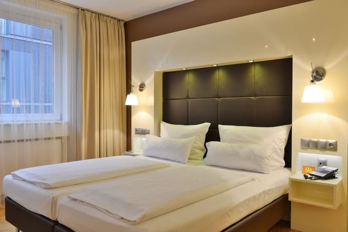 Hotel Santo, Primary image