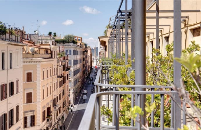 Hotel King, Primary image