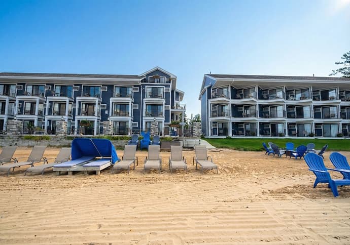 Pointes North Beachfront Hotel – 2 Person Spa Tub Studios