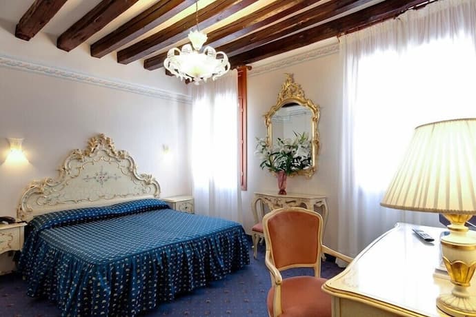 Hotel Diana, Primary image