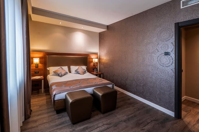 Smart Hotel Holiday, Primary image