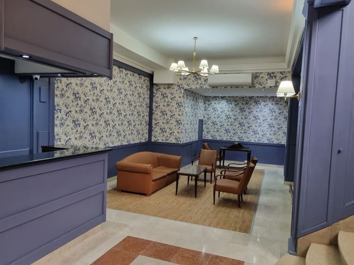 Regis Orho Hotel, Reception