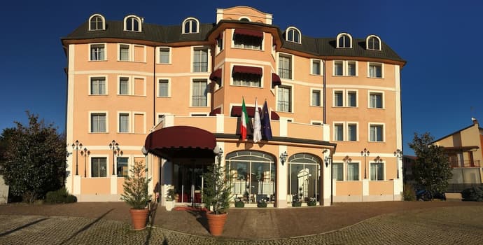 Green Hotel, Primary image