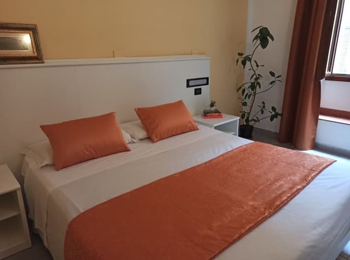 Hotel Leonardo, Primary image