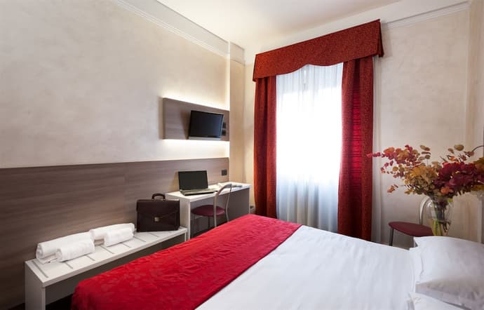 Hotel Gamma, Primary image