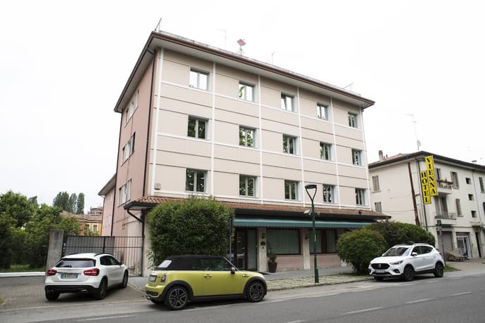 Hotel Vienna, Primary image