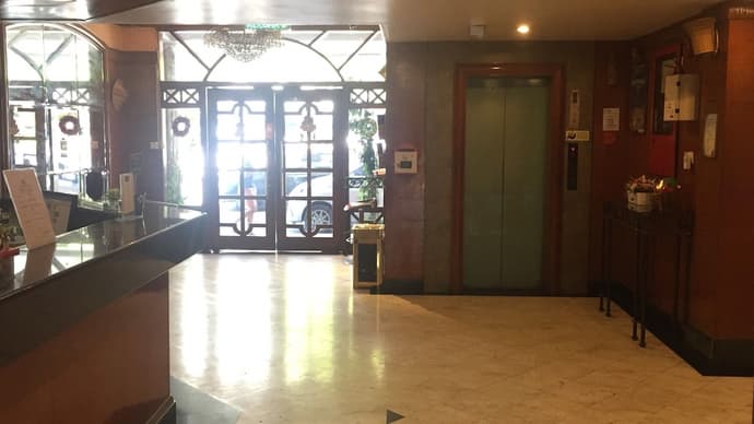 Hotel DeLeeton, Interior entrance