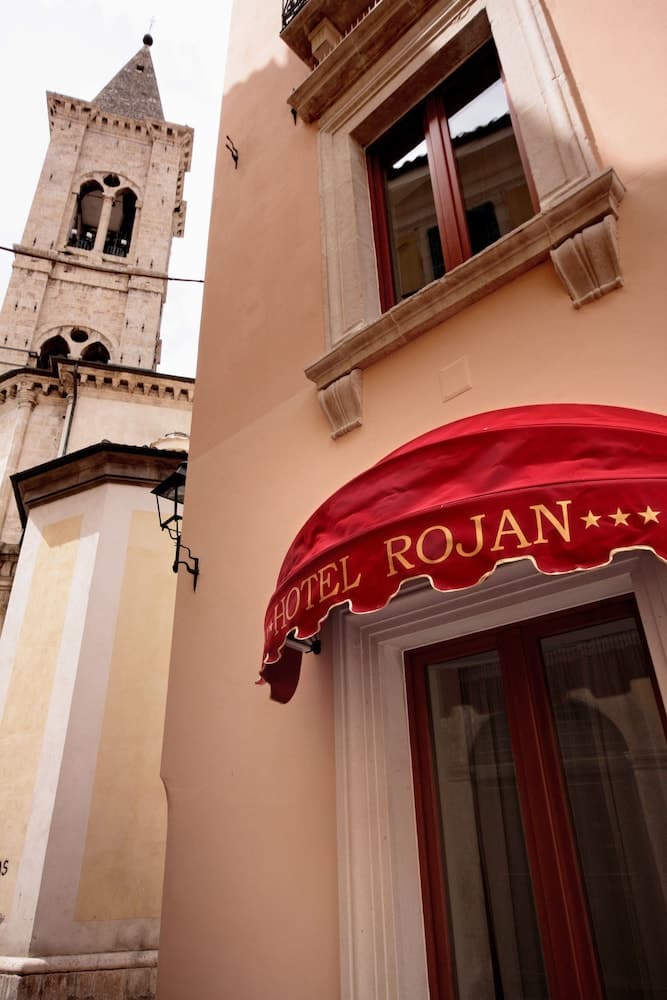 Hotel Rojan, Primary image