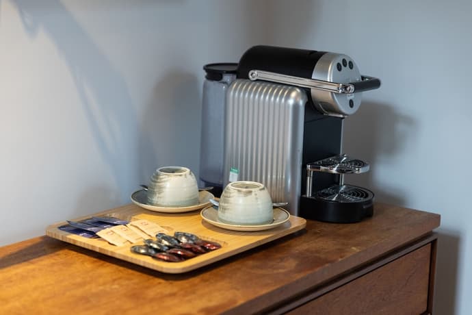 THE KNIGHT OF NOTTINGHILL, Room