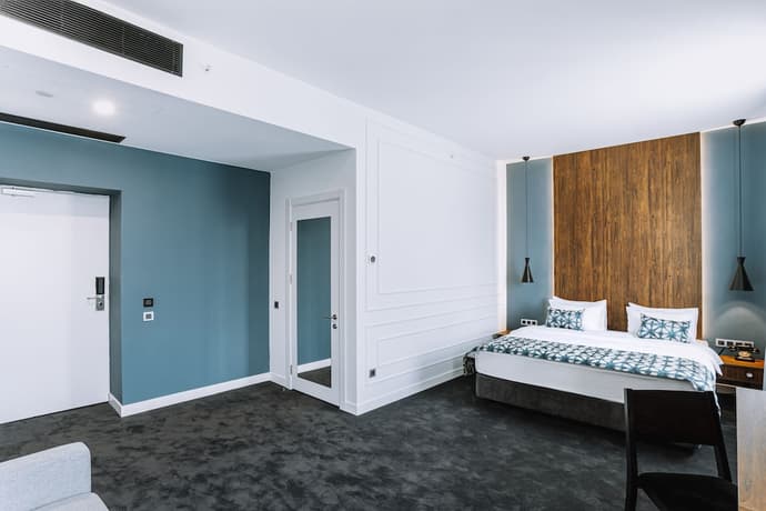 Twenties Hotel, Primary image