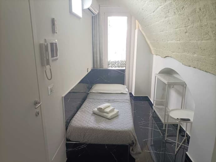 Newhouse rooms black & white