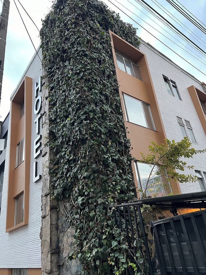 Hotel Calantha, Primary image