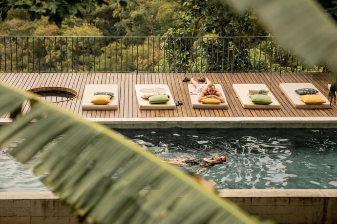 Chez Georges, Primary image