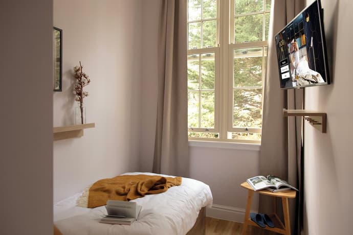 Bob W London Olympia, Room