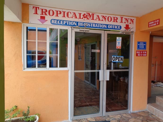 Tropical Manor Inn, Reception