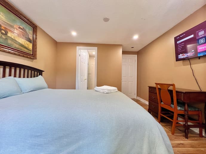 Cozy Home Near Transit & Hillcrest Mall Parking