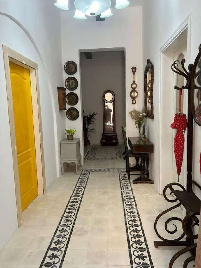 Maleth House, Interior entrance