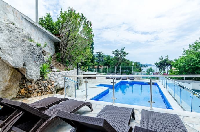 Villa Babilon, Primary image