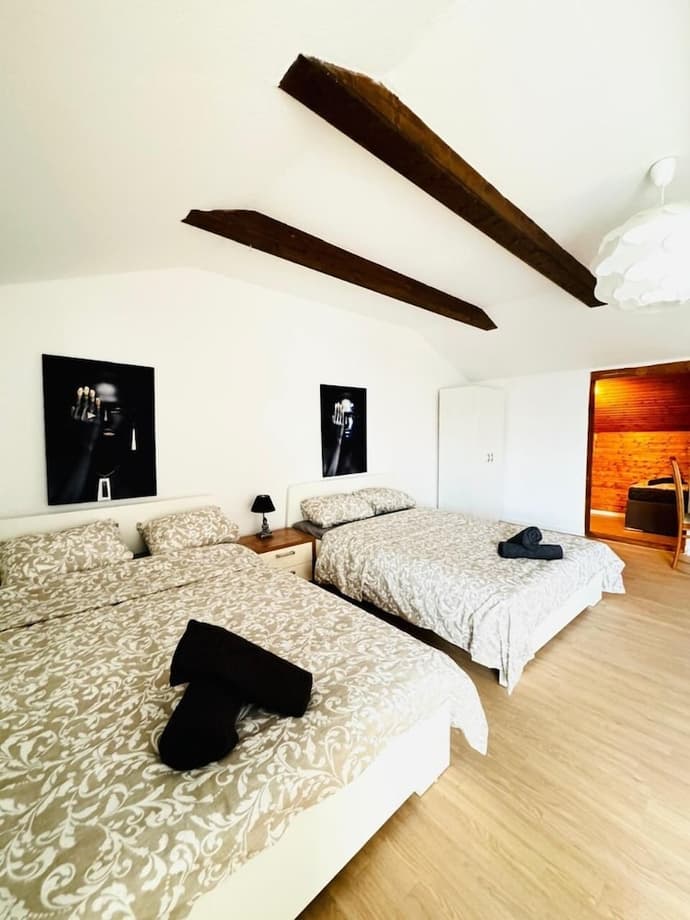 7 private Rooms in a spacious Villa