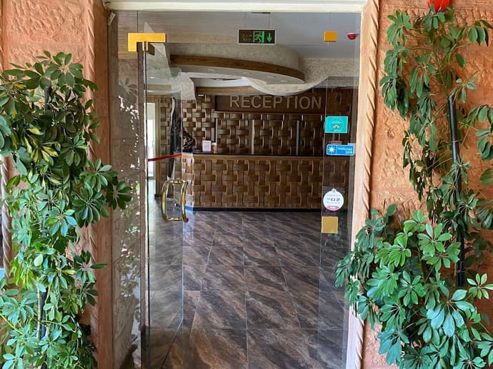 Sunset hotel, Reception