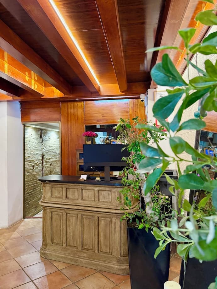 Catalina Suites Hotel, Reception