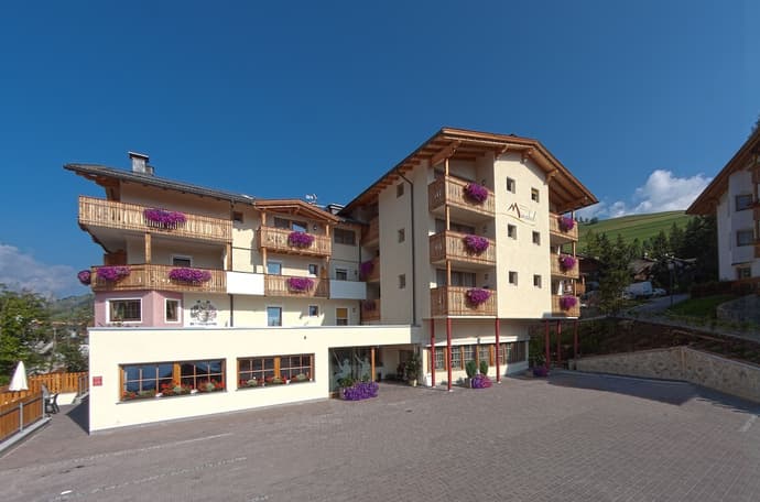 Hotel Mirabel, Primary image