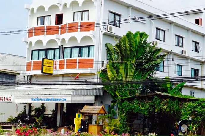 EZ House & Cafe
