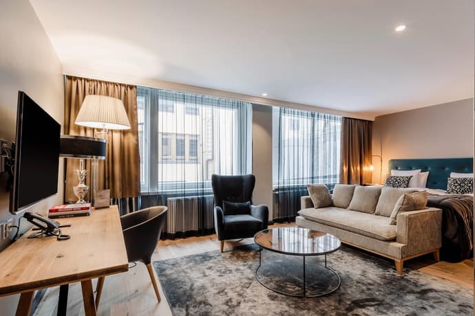 Hotel F6, Primary image