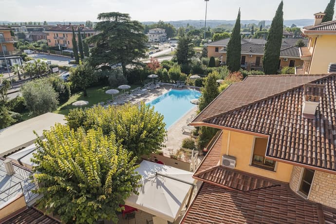 Hotel Gardenia, Primary image