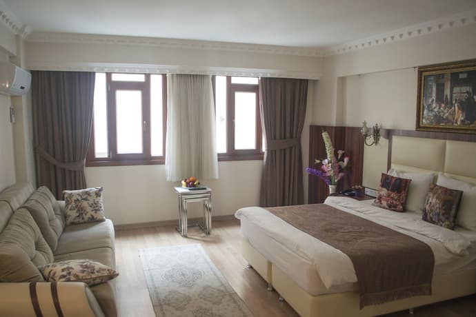 Peradise Hotel, Primary image